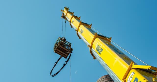 Mobile vs. Hydraulic Cranes: Which Does Your West Michigan Job Site Need?